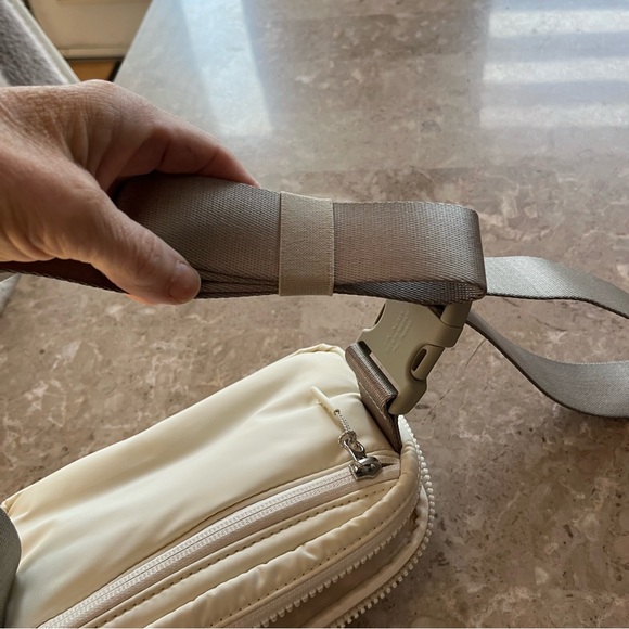 Lululemon Quilted Beige Crossbody Bag 1L - Picture 2 of 6